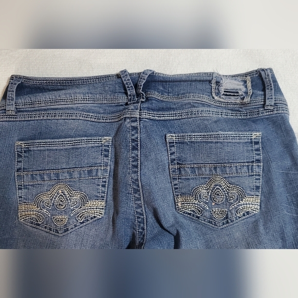 Almost Famous Distressed Cropped Blue Jeans - Picture 5 of 6